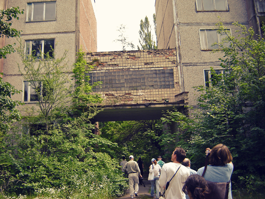 Turistas espiam as ruínas de Pripyat