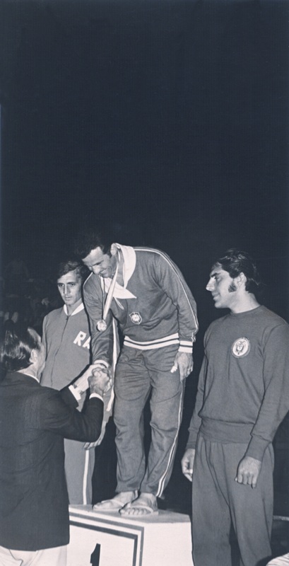 Recebendo a medalha de ouro no Sul-Americano do Chile, em 1972