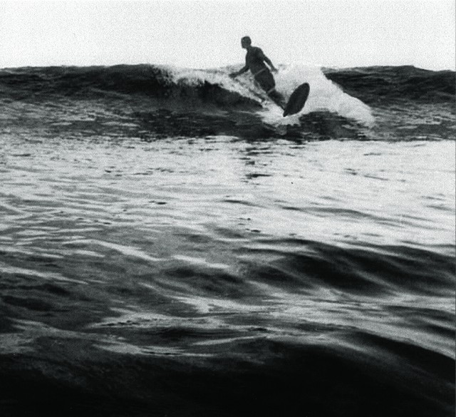 O surf de raiz de Johnny Rice na antiga Califórnia