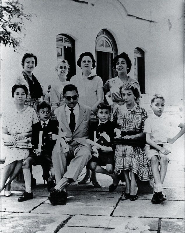 A familia na casa do avô nas Laranjeiras, Rio, em 1958. De óculos escuros, o pai, Gerardo, à sua dir. Tunga e a mãe, Léa de Barros