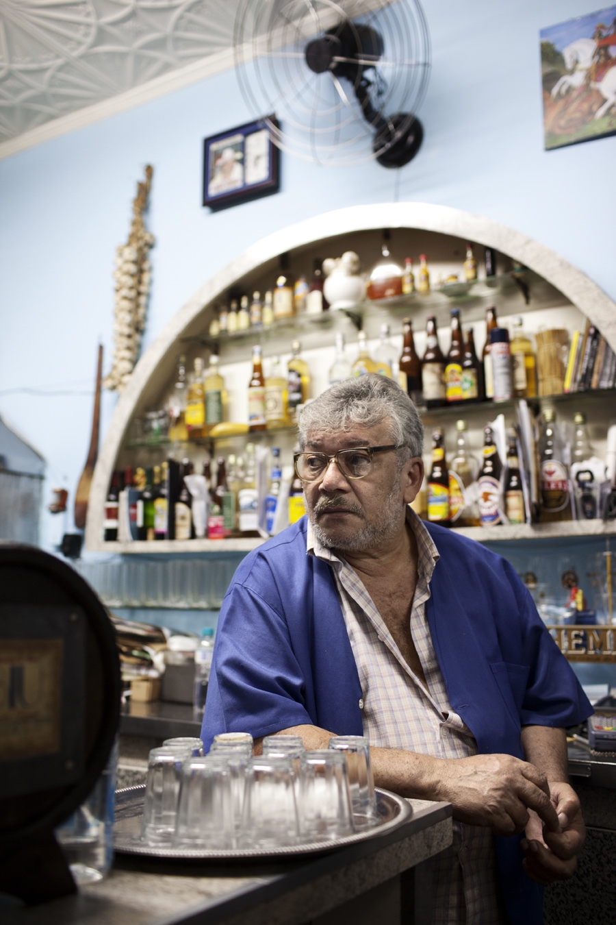Severino Gomes da Silva, o Biu, no balcão de seu bar