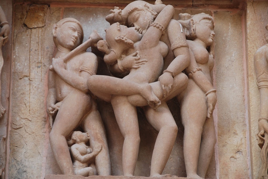 Cenas de erotismo carnal nas sublimes esculturas do templo Kandarya Mahadeva
