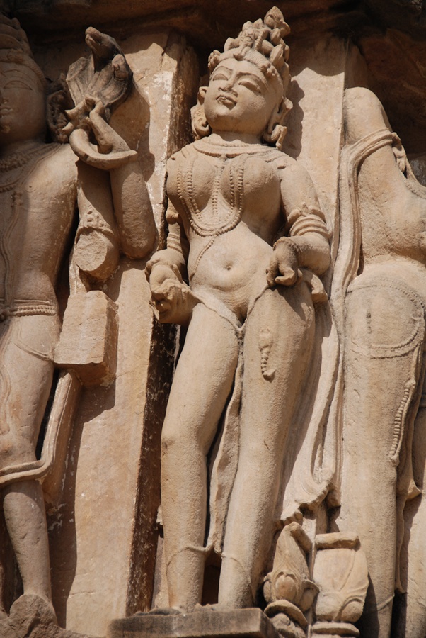 Cenas de erotismo carnal nas sublimes esculturas do templo Kandarya Mahadeva