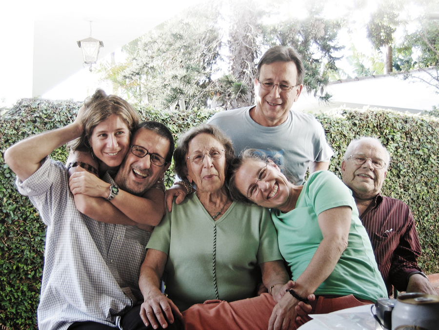 Com a família, em 2005: Marília, Laerte, a mamãe D. Lila, os irmãos Mauro e Lena e o pai, seu Moacyr