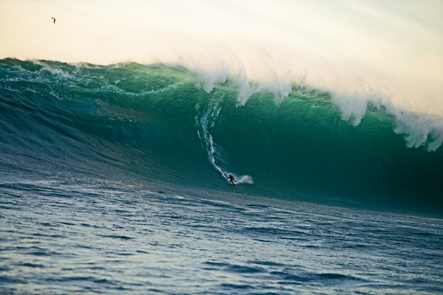 Brad Gerlach em uma onda de mais de 20 m, na ilha de Todos os Santos, no México
