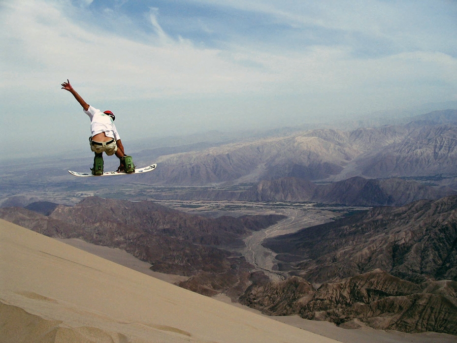Digiácomo desce a duna Cerro Blanco, considerada a maior do mundo – algo que ele pretende comprovar em sua expedição