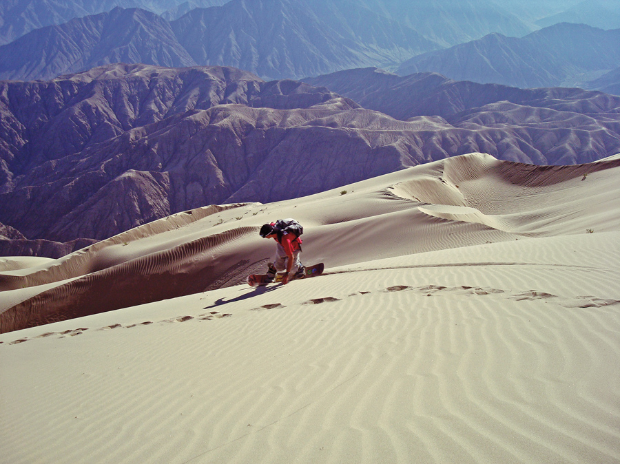 Digiácomo desce a duna Cerro Blanco, considerada a maior do mundo – algo que ele pretende comprovar em sua expedição