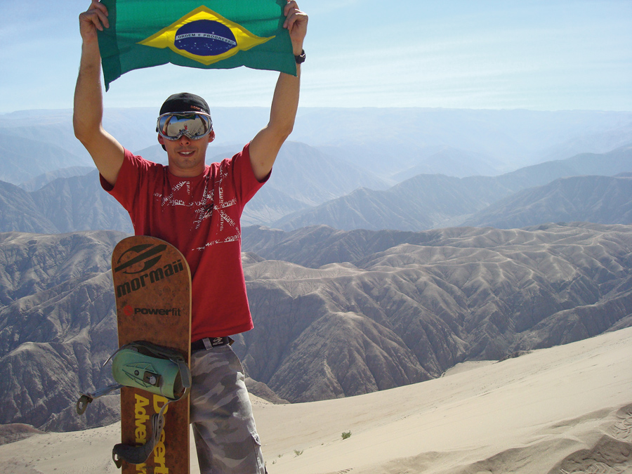 Com a bandeira do Brasil no alto do Cerro Blanco – Digiácomo foi o primeiro brasileiro a dropar o monte, em 2003