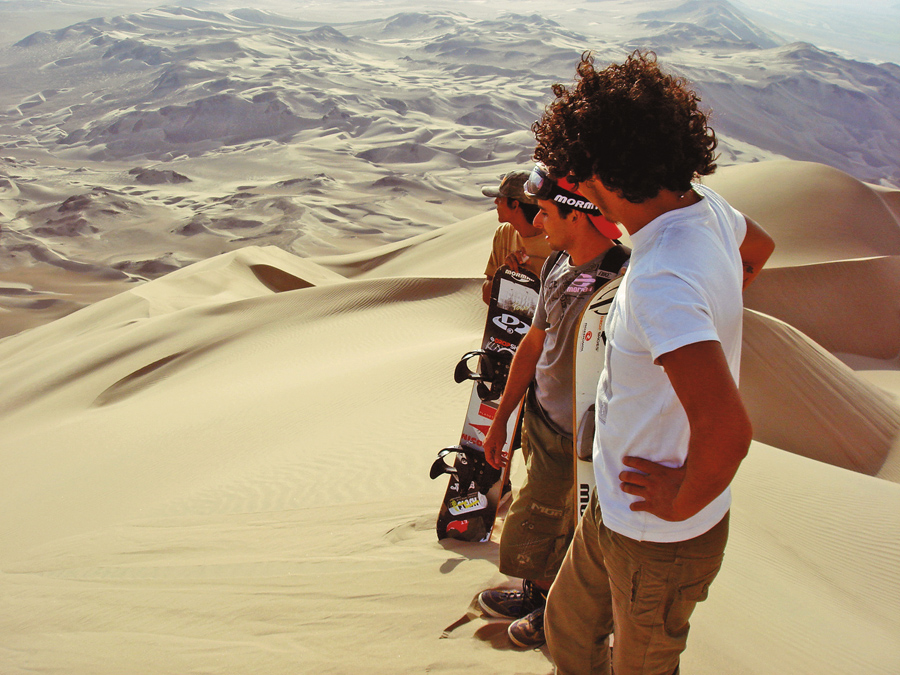 No topo da duna Cerro Marcha, Peru, na companhia de dois locais
