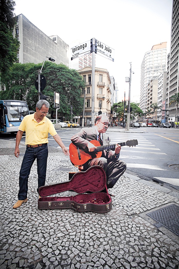 O cover de João atacou não só no Facebook, mas também nas ruas de São Paulo. E os pedestres, preocupados com a notícia do despejo, deram uma forcinha ao mestre