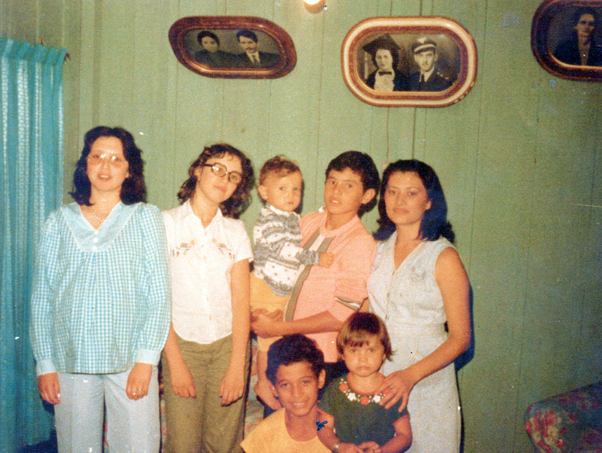 Momentos da infância em Maringá: no colo de um irmão, rodeado por familiares (sua mãe está à dir.)