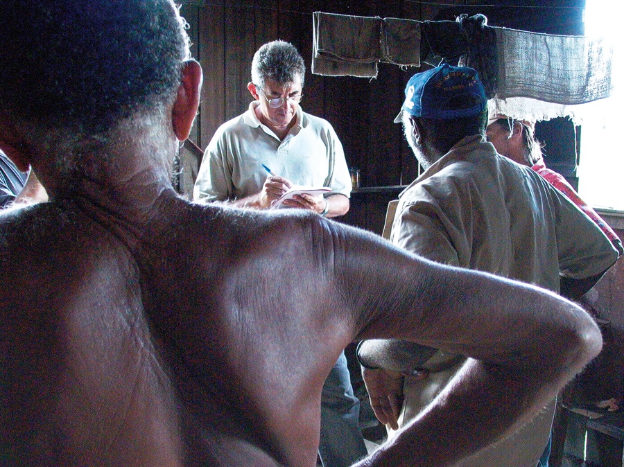 Cenas do Pará: auditor fala com trabalhadores libertos (o de costas tinha 70 anos)