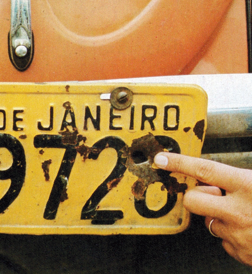 Alexandre Paiga, e seu exemplar de 1975, apenas uma das mais de 1 milhão de unidades vendidas.