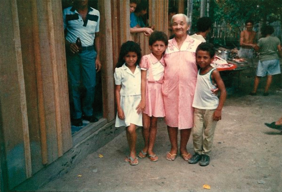 José com a avó e as irmãs na infância em Manaus