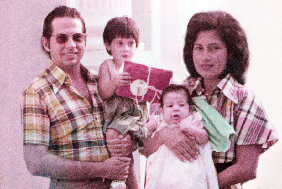 Danilo com os pais e a irmã em Salvador, infância de classe média alta