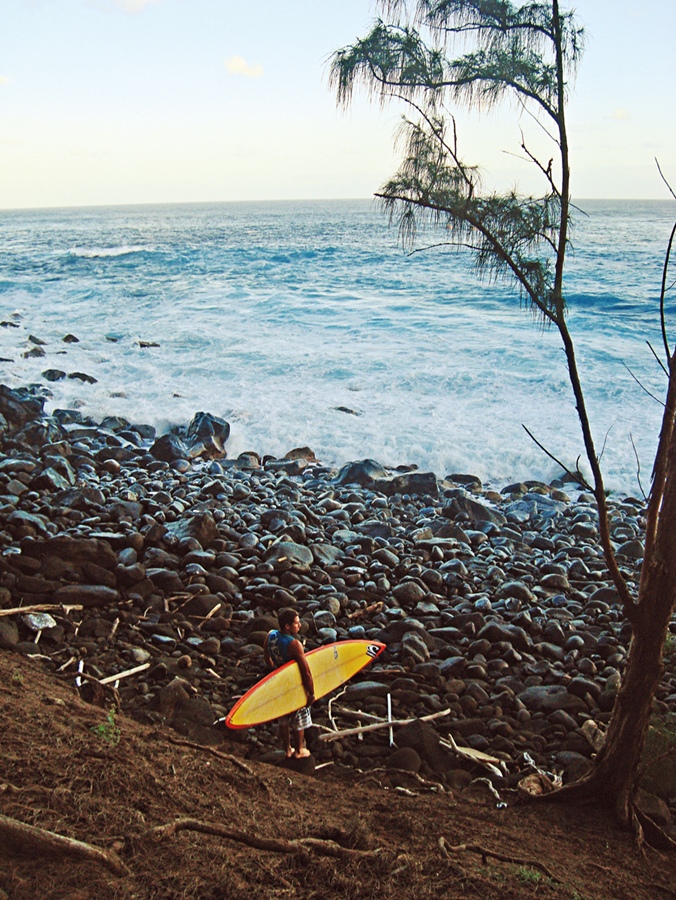 Danilo chega para surfar em Jaws pelas pedras, “para sintonizar melhor com a natureza”. À dir., o surfista de 36 anos, “no auge da minha forma”