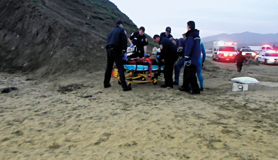 Equipe de resgate tenta reanimar Sion Milosky sem sucesso depois de uma vaca fatal em Mavericks.