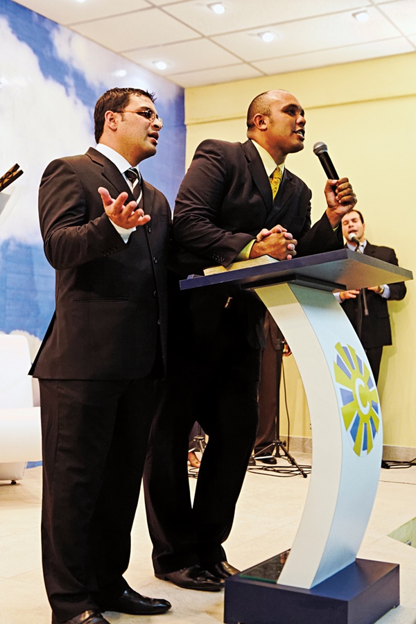 Marcos e Fabio lideram o culto inaugural da nova igreja