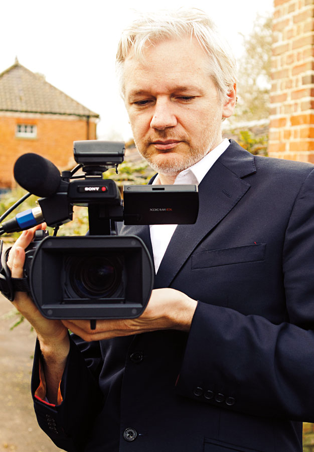 Assange experimentando o outro lado da câmera