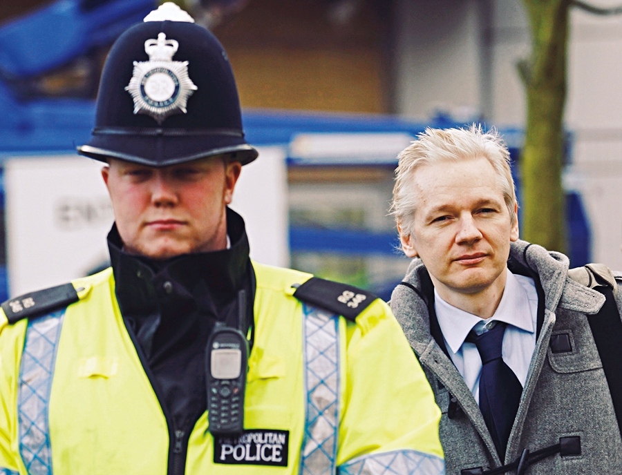 Assange deixa uma audiência em Londres, do caso de extradição para a Suécia, em janeiro passado
