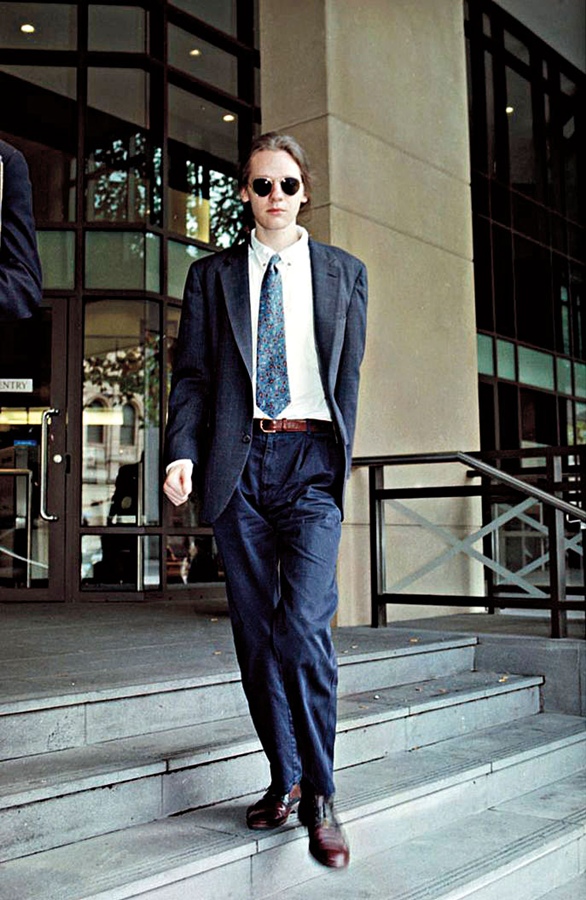 Assange sai da corte de Melbourne (Austrália) em 1996, após se declarar culpado por hacking