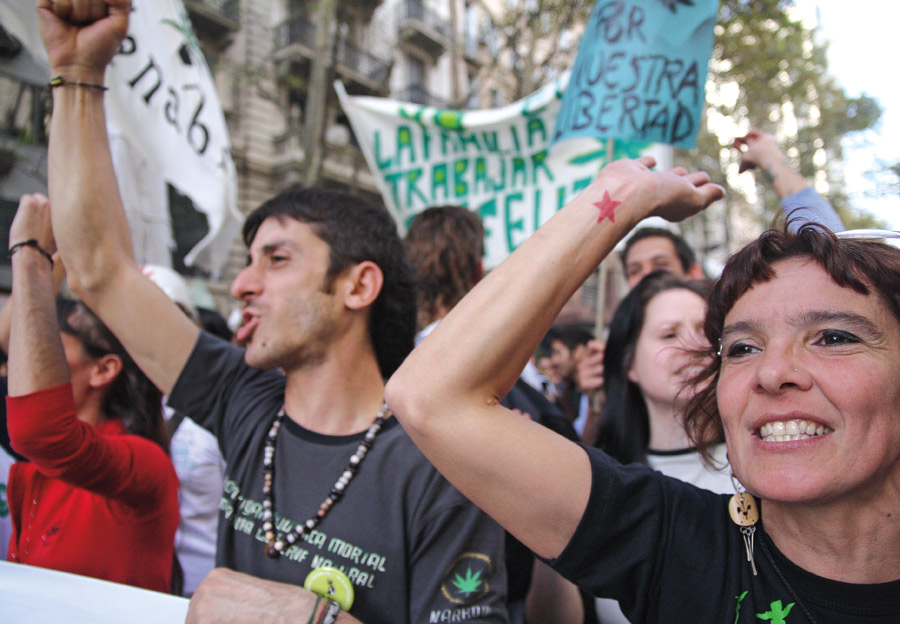 O ativista Matias Faray e seus companheiros de luta na última Marcha da Maconha