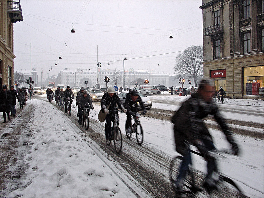 Moradores enfrentam o inverno pedalando