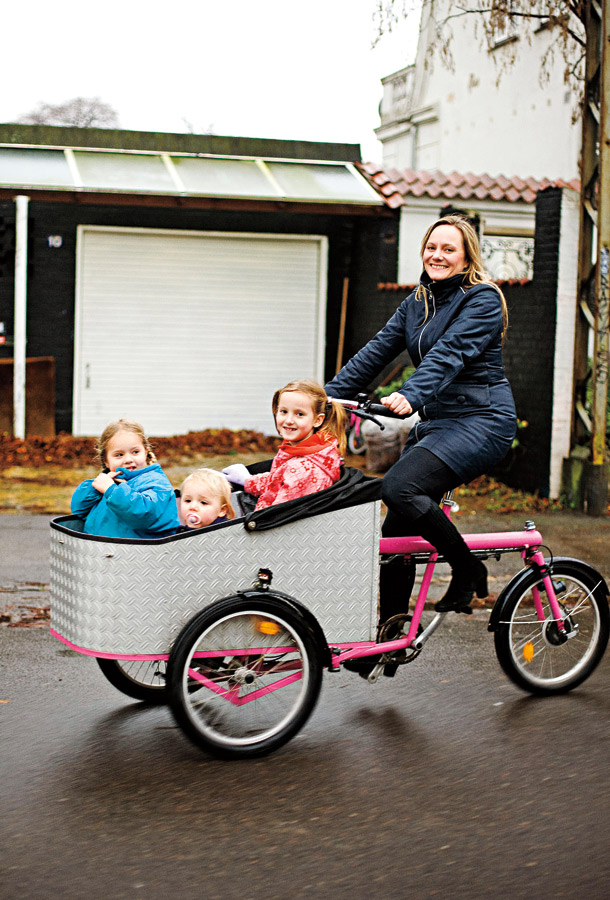 Mães e crianças também usam bicicleta na capital dinamarquesa