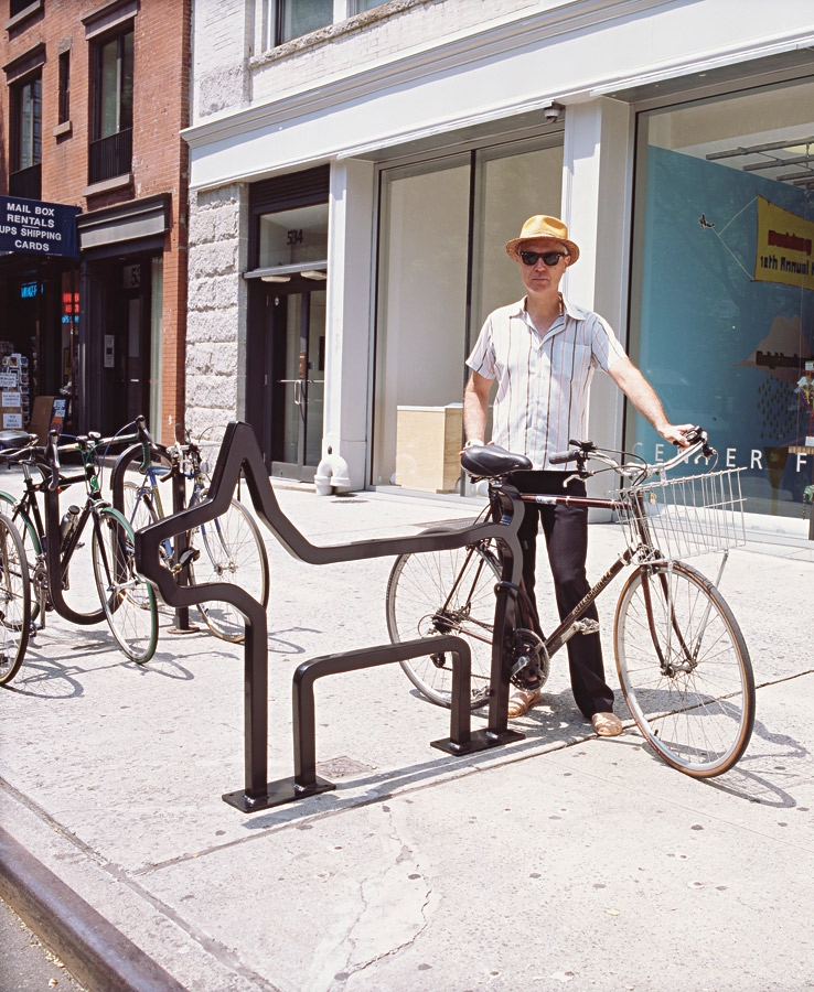 Byrne em frente ao rack de bicicleta que criou para o bairro de Greenwich Village, em Nova York.