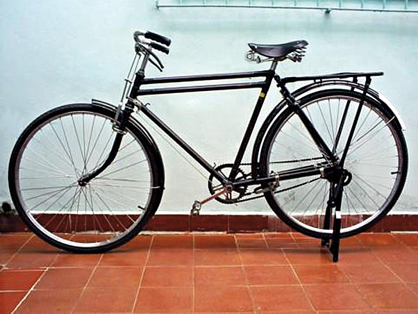 O José quer vender sua Humber dos anos 50. Esta bicicleta preta tem aro 28, garfo dianteiro duplo, trava de roda com chave original e selim de couro e molas. Sai por R$ 1.500. Tel.: (11) 6670-3072.