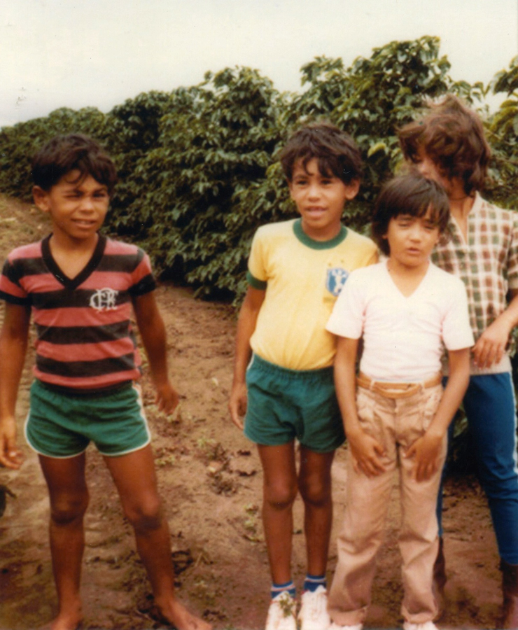 Flamenguista, aos 9 anos, com o irmão gêmeo, Rogério (Minotouro), e dois primos