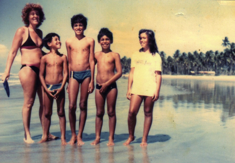Família no sul da Bahia: a mãe, Marina Nogueira, os irmãos, Rogério e Júlio, Rodrigo (Minotauro) e a irmã, Jamile