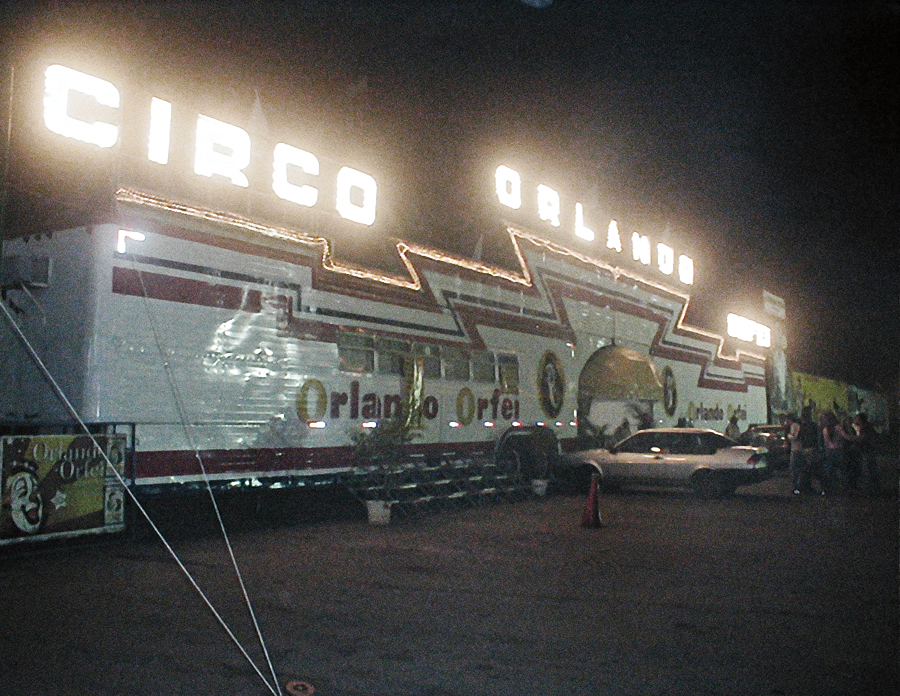 A carreta que servia de entrada para o Circo Orfei