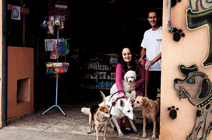 Maurício e Simone na porta de sua pet shop, a TJ, na zona leste paulistana