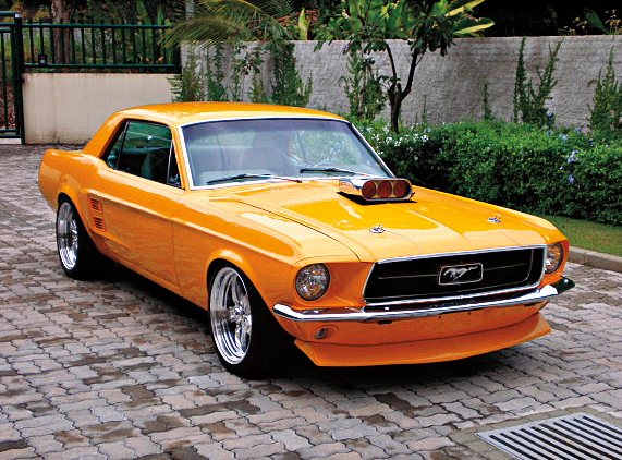 O Mustang modelo 67 tem apenas 5.000 km rodados. O carrão foi todo restaurado pelo atual dono com peças importadas. Vai para a sua garagem por R$ 120 mil. Tel.: (21) 7844-8825