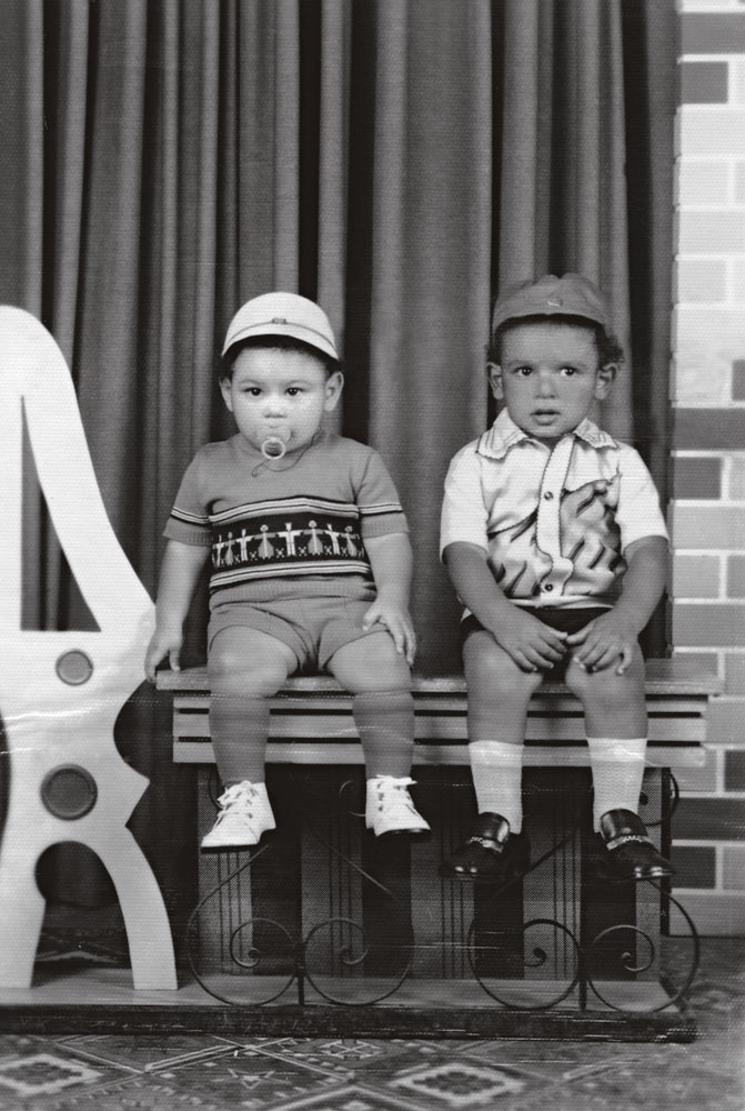 Kleber aos dois aninhos, de chupeta, ao lado de seu irmão Clayton