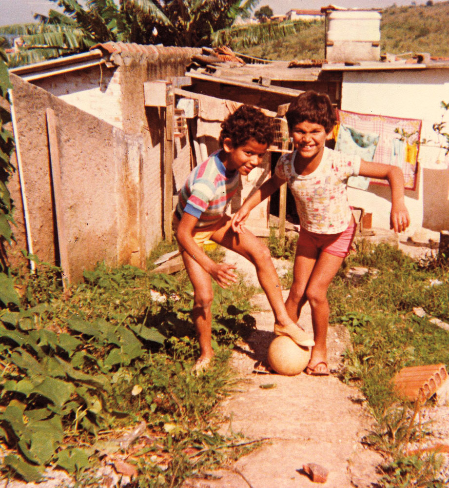 jogando bola no quintal da casa do Grajaú onde a família mora até hoje
