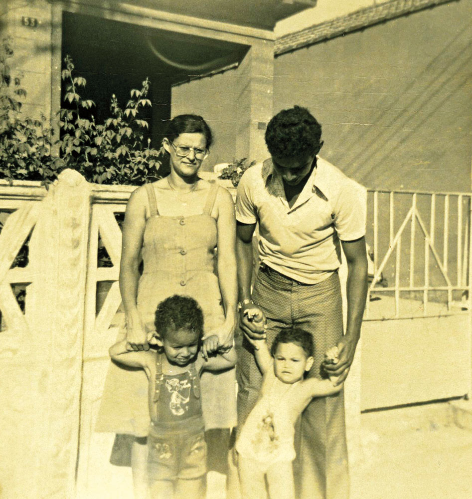 com seus pais, Maria Vilani e Cleon, e o irmão Clayton