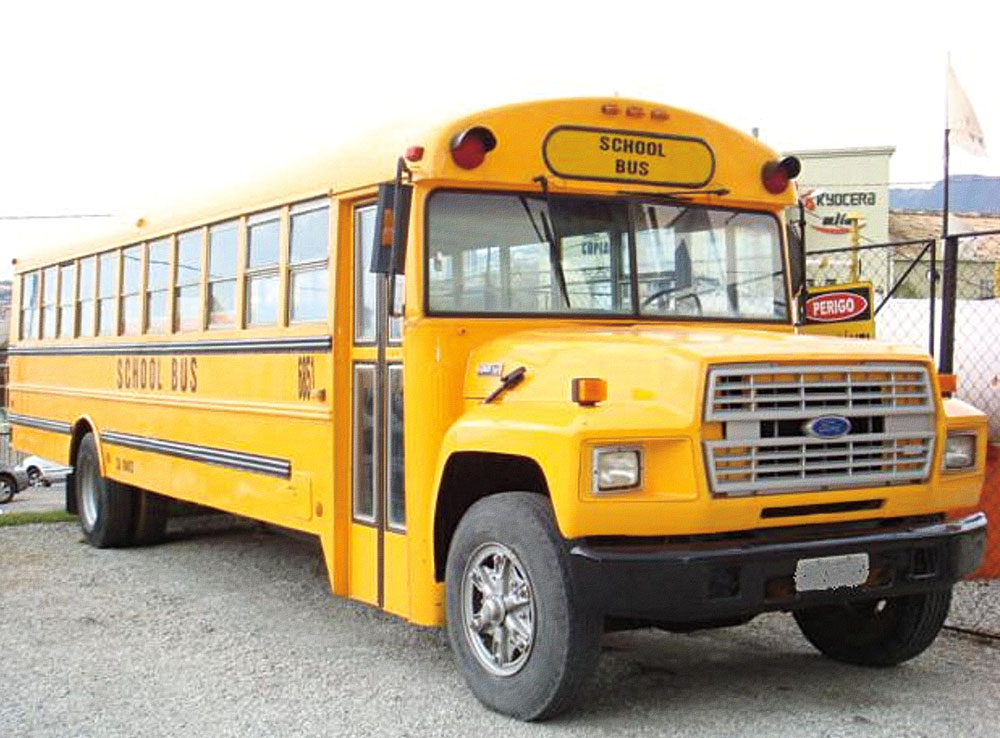 O ônibus escolar americano preserva os 48 bancos e estética original. Vem pronto para a estrada, com pneus novos e direção hidráulica. Valor inicial, negociável: R$ 150.000. Tel.: (11) 9985-2368.