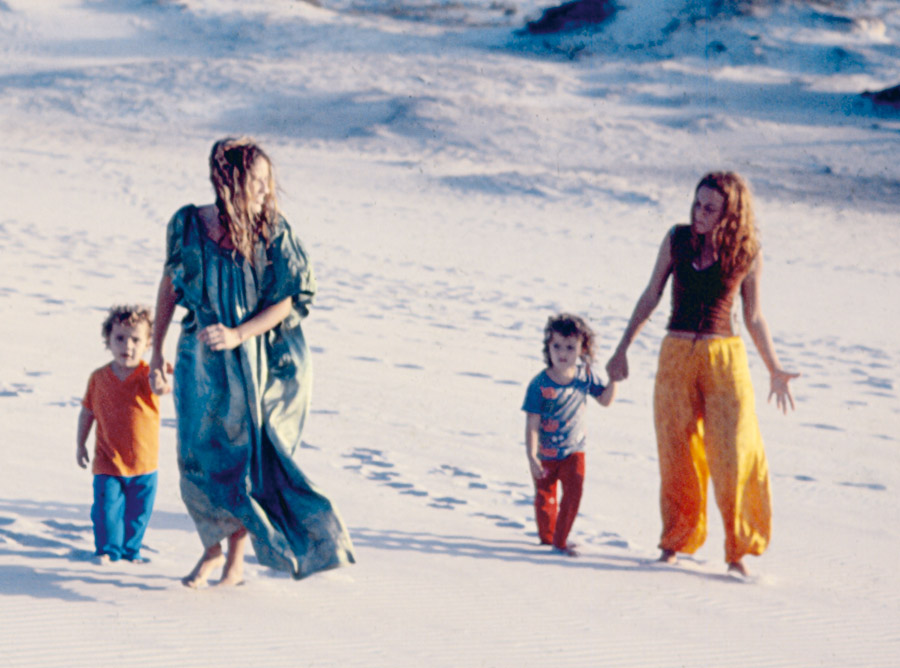 Lucina e Luhli com as filhas Julia e Flor em Arraial do Cabo, 1978