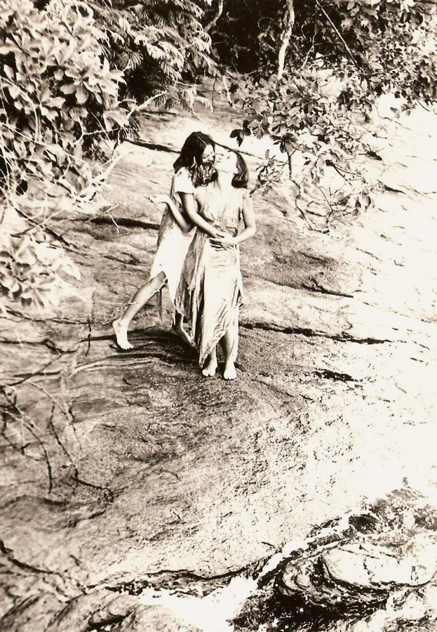 Lucina abraça Luhli  em uma ilha da baía  de Sepetiba (RJ), 1978