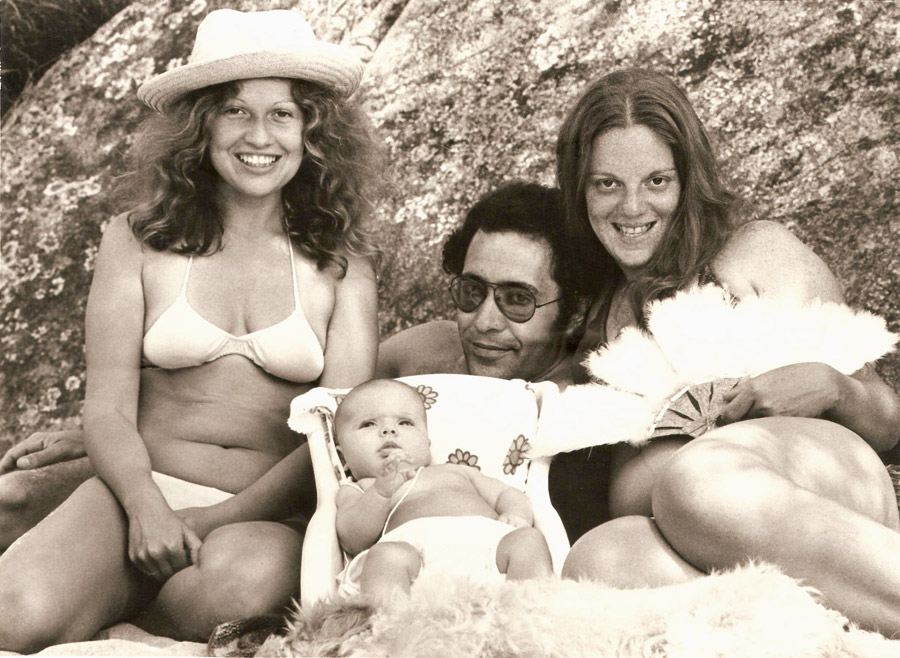 Lucina, Luiz e Luhli com a filha Julia, batizada no mar de Filgueiras (RJ), em 1974