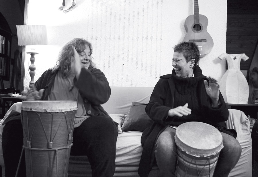 Luhli (esq.) e Lucina tocam os tambores produzidos pela primeira, no reencontro promovido pela Trip