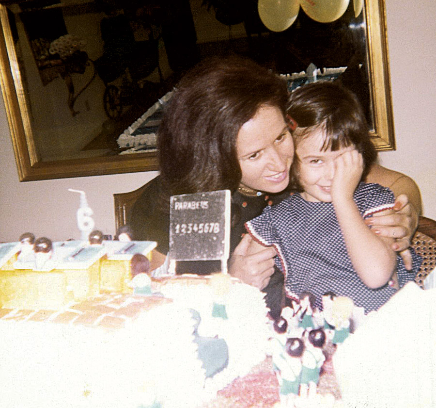 Milly com a mãe no aniversário de 6 anos