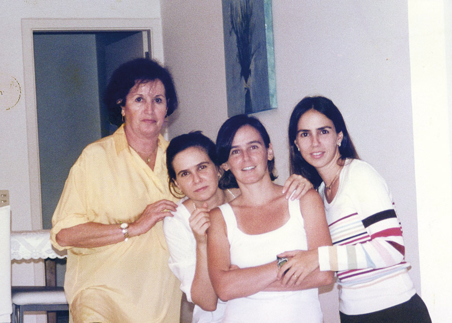 A mamãe e as irmãs Lacombe