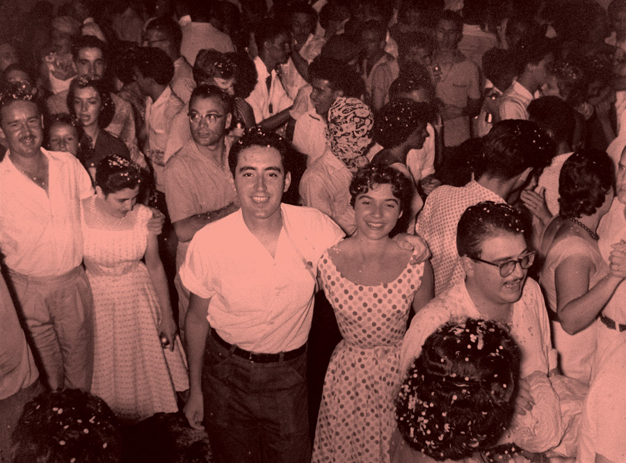 Com uma amiga em um baile de carnaval de Araraquara, em 1957