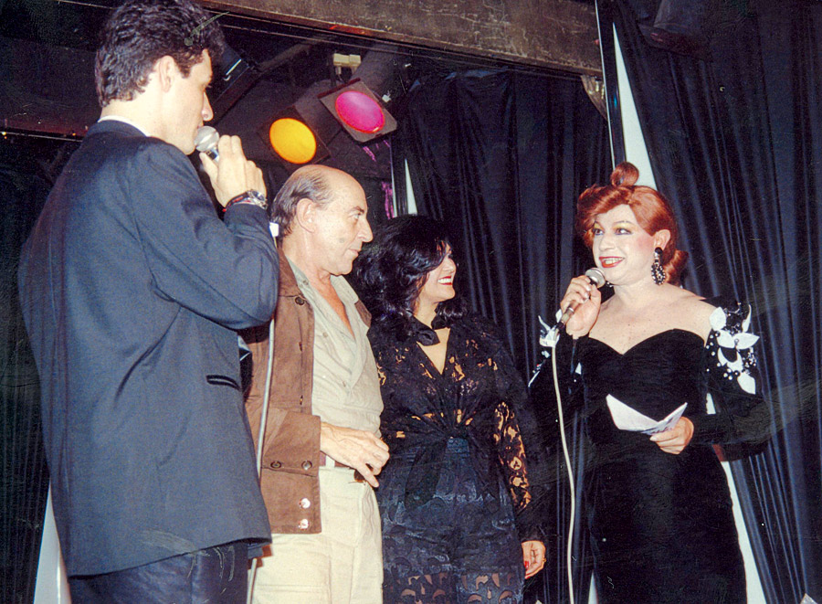 Miss Biá (ao microfone) entre Raul Cortez, Elizângela e Adriane Galisteu