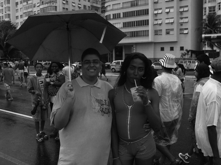 Registros do T-Lover na Parada Gay carioca, um dos lugares ou eventos LGBT que frequenta para poder poder interagir com as travestis numa boa