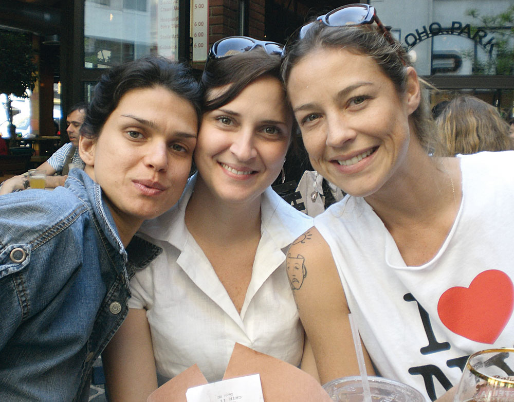 ao lado das colegas Karina Zeviani e Claudia Melício, em Nova York, 2008