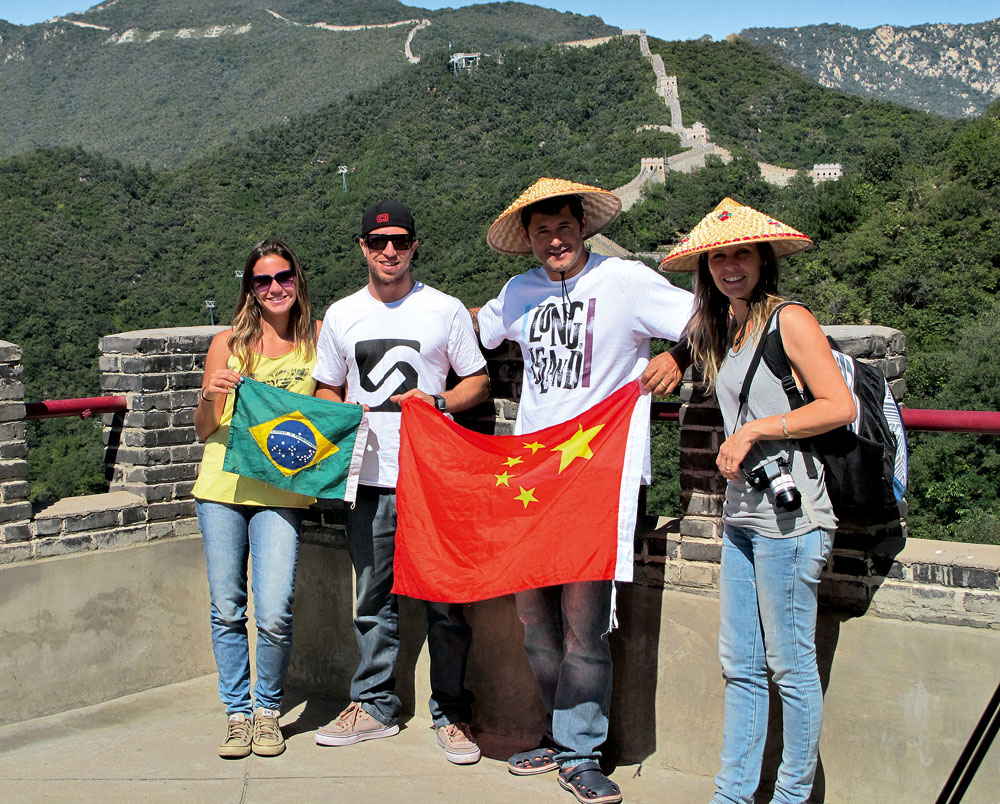 Chloé, Serginho, Pato e sua esposa, Fabiana, na muralha da China